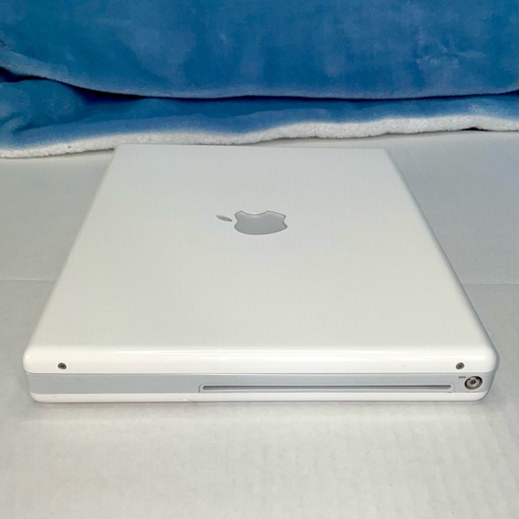 As is iBook G4 Apple 2005 model a1133, all parts in good condition except screen - Picture 5 of 10